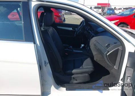 2010 Mercedes-Benz C 300 Luxury/Sport z USA, uszkodzony, nr VIN WDDGF5EB8AR128672